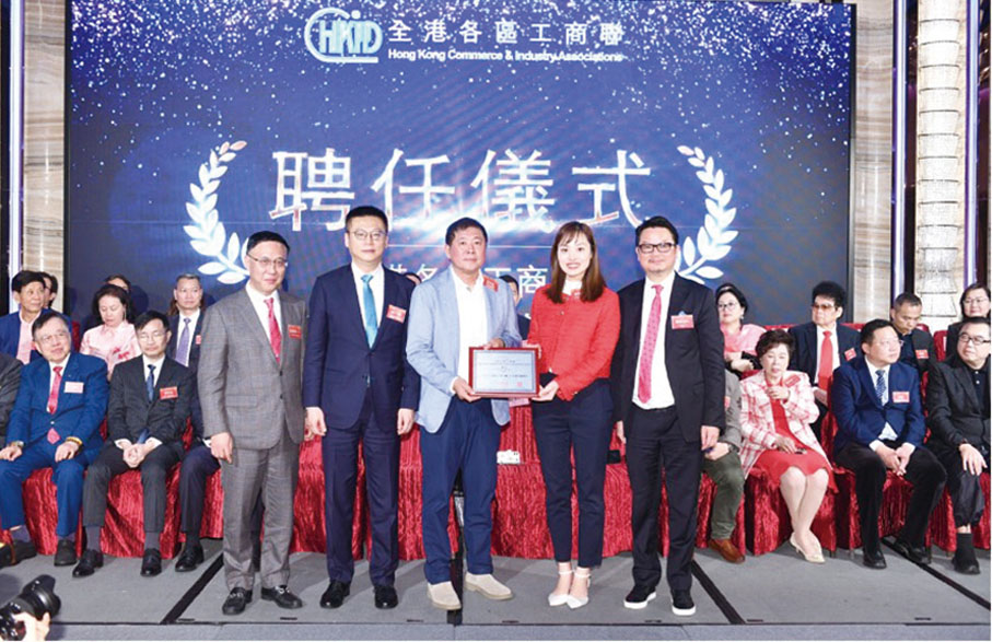 ●主禮嘉賓共同為張玉麟頒發永遠名譽會長聘任狀。