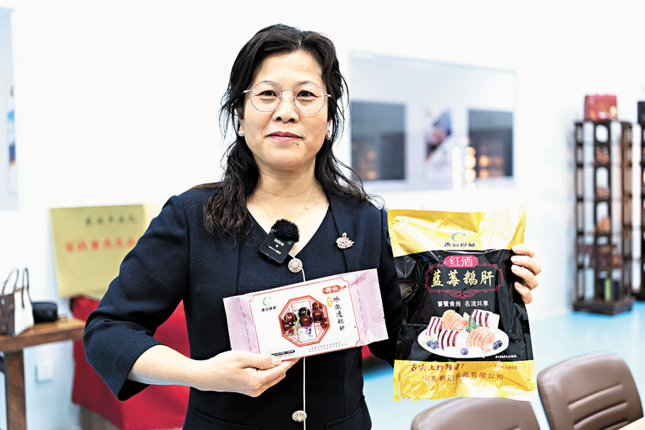 ●山東春冠食品公司總經理馬立君介紹出口到香港的鵝肝產品。香港文匯報記者胡臥龍 攝