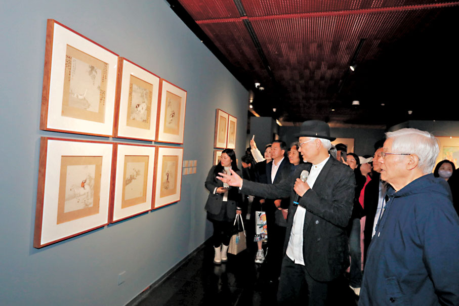 ●陳孟昕為訪客介紹畫作。 主辦方供圖