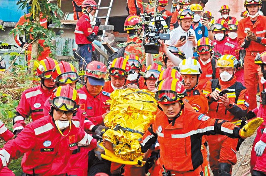 ●當地時間4月2日17時40分許,中國救援隊伍在緬甸曼德勒市金色鄉村酒店救援點成功救出一名男性,該男子為酒店員工,已被困超過120小時,被救出時生命體徵良好。 新華社