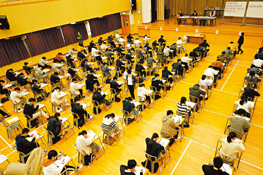 ●DSE中文科昨日開考,共有約4.8萬名考生應試。 考評局圖片
