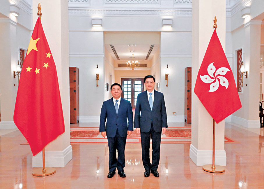 ●行政長官李家超昨日與江西省省長葉建春(左)會面。
