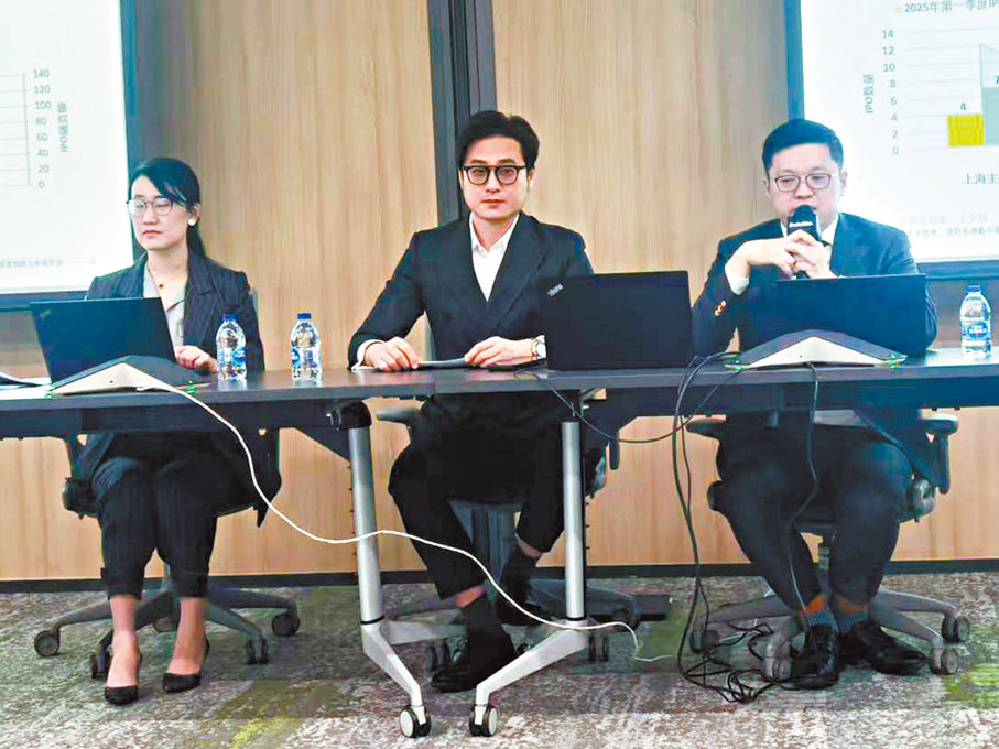 ●趙斌(右)指,相信隨着A股對未盈利企業審核逐步開展,輔以其他多元化上市渠道,內地科創企業的融資需求會逐步得到滿足。 章蘿蘭 攝