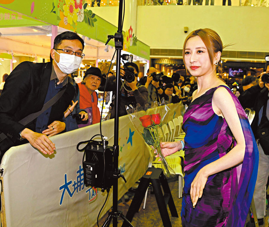 ●龔嘉欣獲男粉絲送上玫瑰花。 梁靜儀 攝