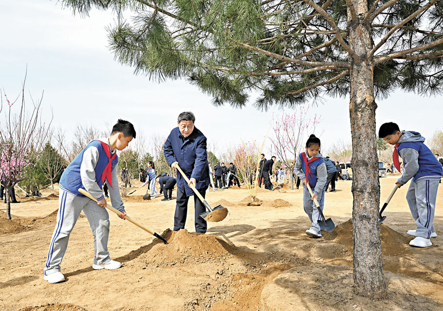 ●4月3日,黨和國家領導人習近平、李強、趙樂際、王滬寧、蔡奇、丁薛祥、李希、韓正等來到北京市豐台區永定河畔參加首都義務植樹活動。這是習近平同大家一起植樹。 新華社