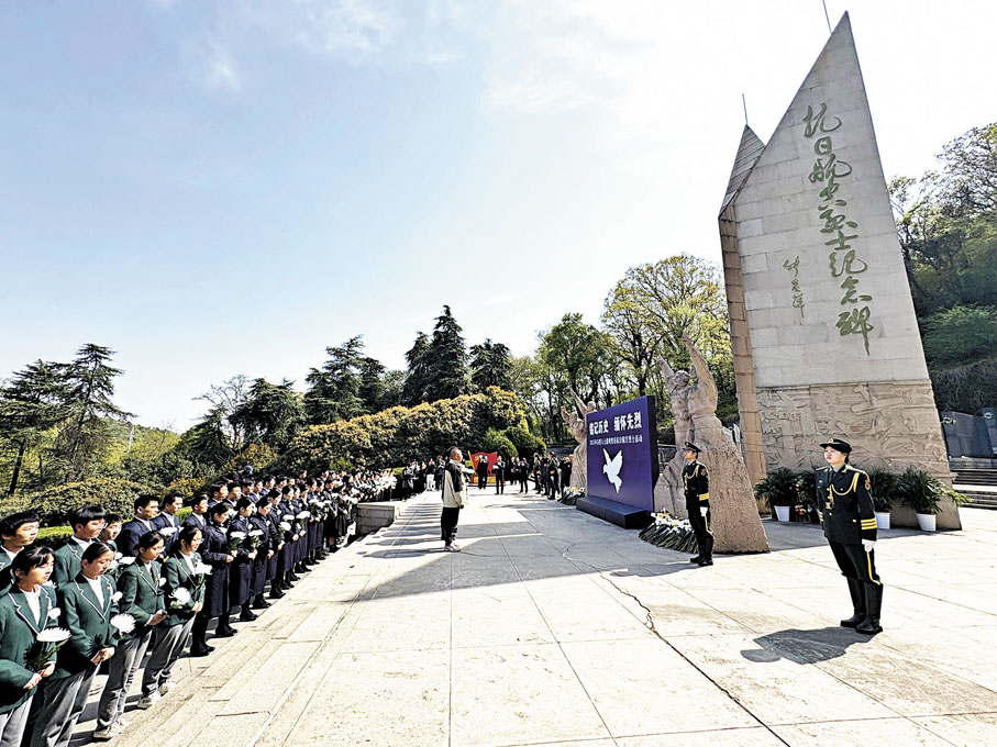 ●4月3日上午, 南京各界人士清明憑弔抗日航空英烈活動,在紫金山北麓的南京抗日航空烈士公墓舉行。 香港文匯報記者陳旻 攝