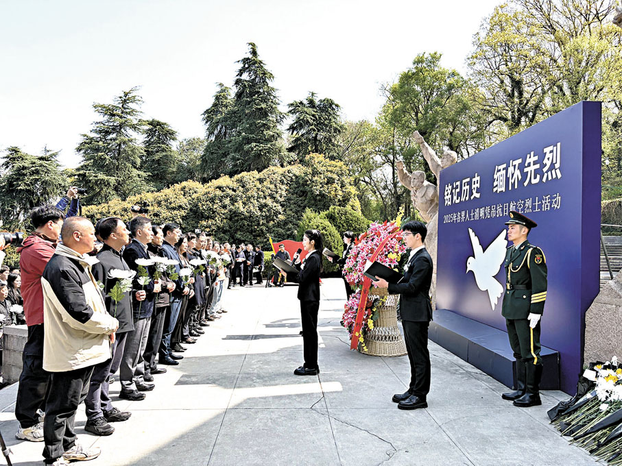 ●憑弔儀式上,南京師範大學大學生們朗誦了原創詩歌《跨越山海 只為和平》。香港文匯報記者陳旻 攝
