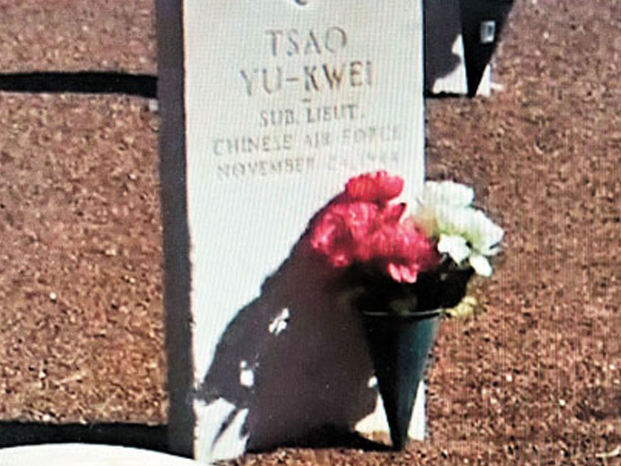 ●美國德克薩斯州一處軍人公墓內曹旭桂墓碑 TSAO YU KWEI。香港文匯報南京傳真