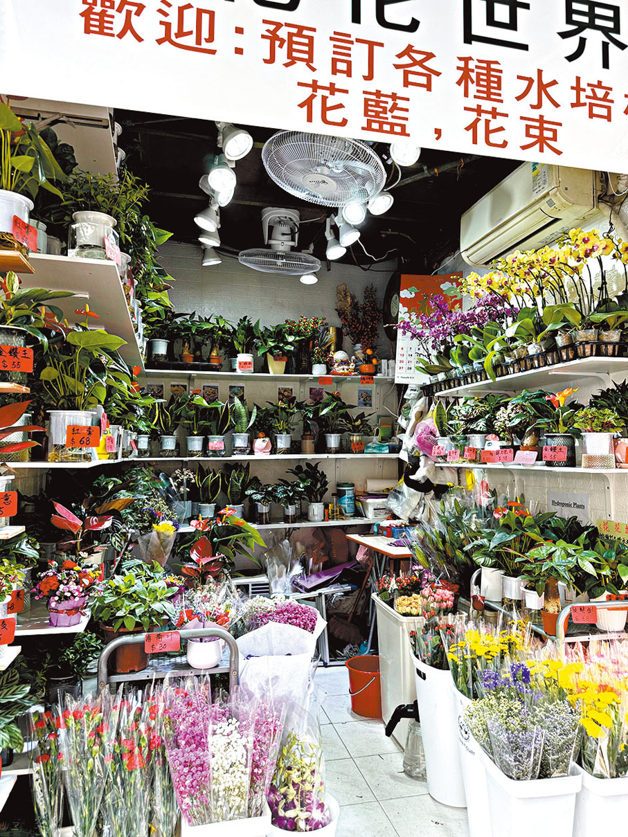 ●「花花世界」花店店主表示,清明市道較淡靜。 香港文匯報記者萬霜靈 攝