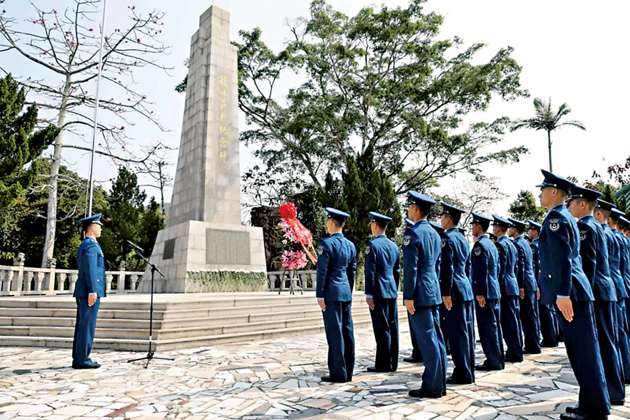 ●駐香港部隊官兵赴香港3處烈士紀念園區開展清明瞻仰祭掃活動。 「香江礪劍」圖片
