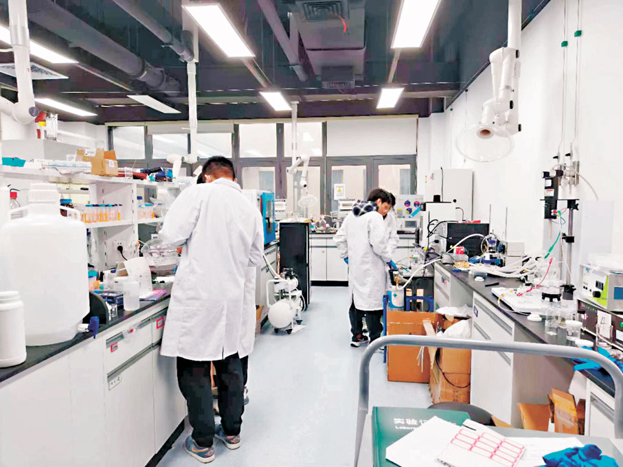●李懷光從英國劍橋大學歸國,獲得香港中文大學(深圳)支持,迅速組建實驗室開展研究。圖為團隊在實驗室工作。香港文匯報深圳傳真