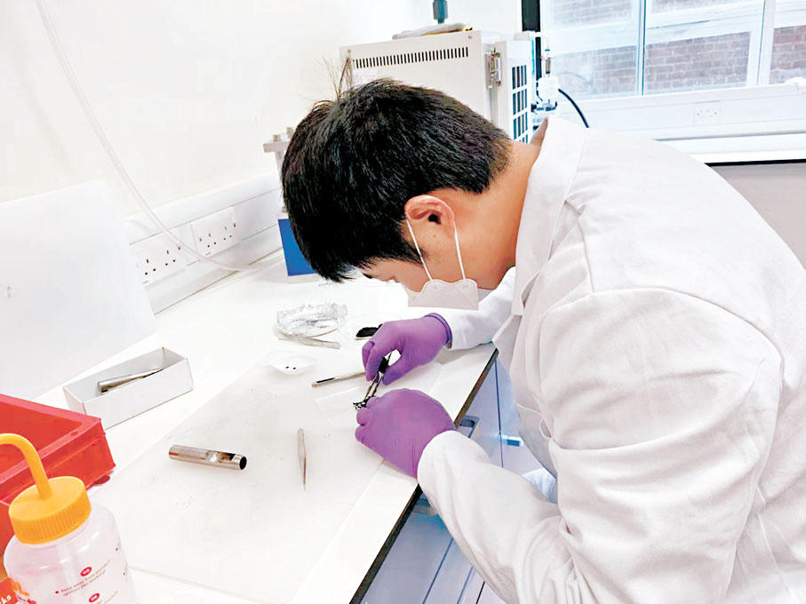 ●李懷光在英國劍橋大學實驗室作研究。香港文匯報深圳傳真