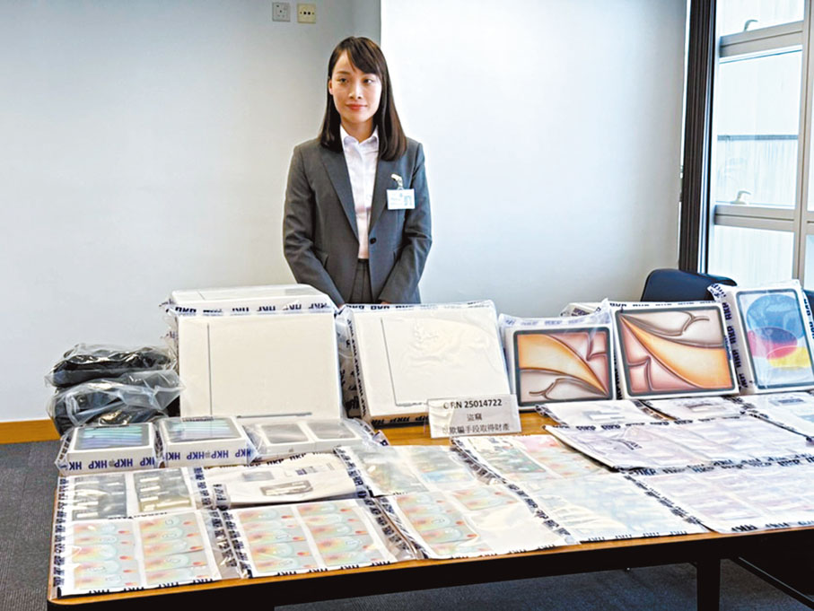 ●警方拘捕兩名男子涉嫌盜竊及以欺騙手段取得財產。 香港文匯報記者張瑞豪 攝