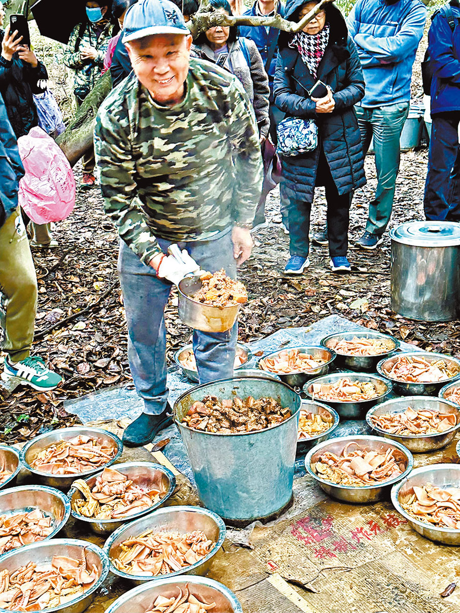 ●春秋二祭,一些祖先要求後人以「吃山頭」古例用作拜祭、紀念。作者供圖