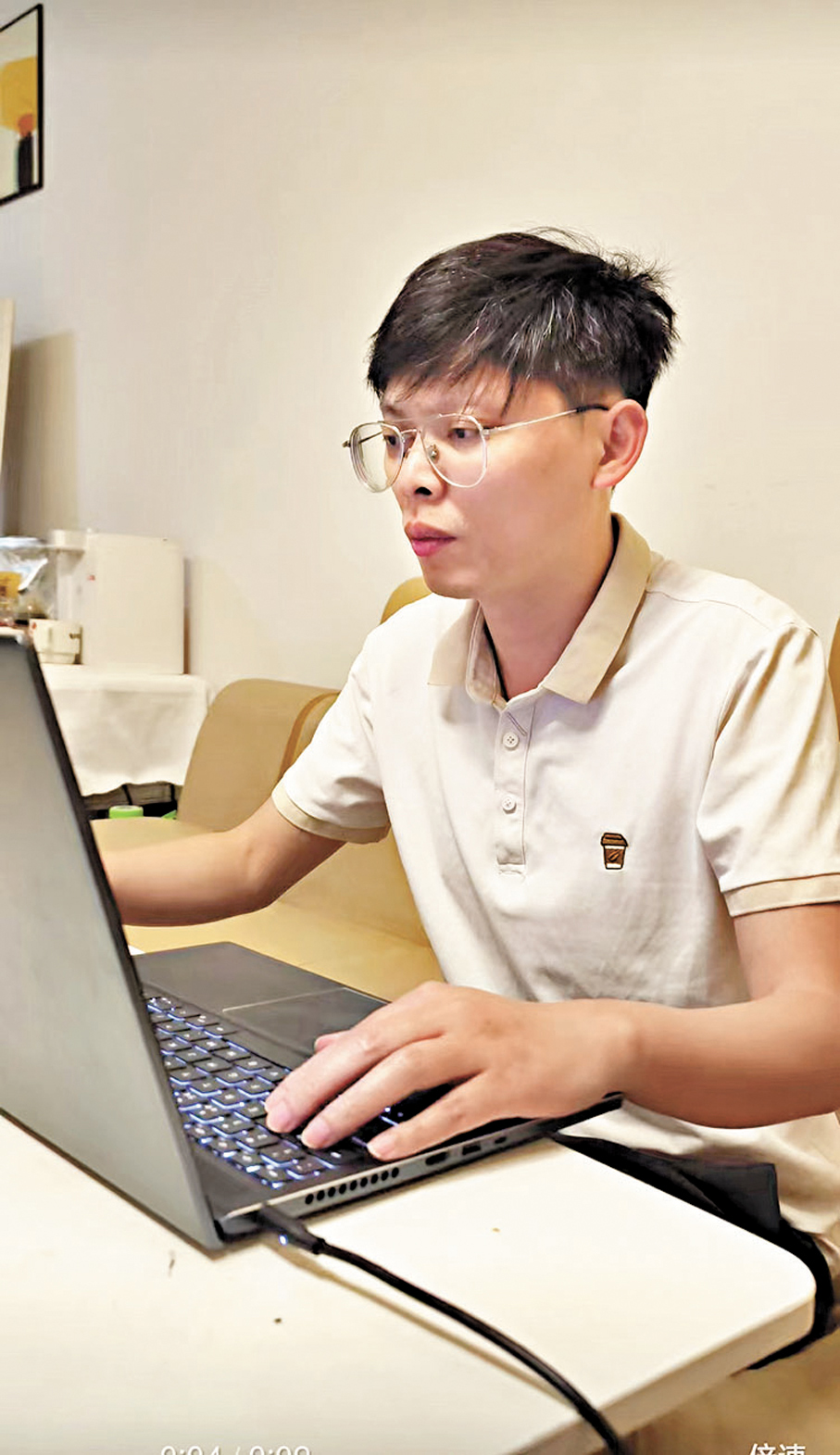 ●譚友文在網上代寫祭文兩年多,成為幫人們記錄生命、傳達愛與思念的「擺渡人」。