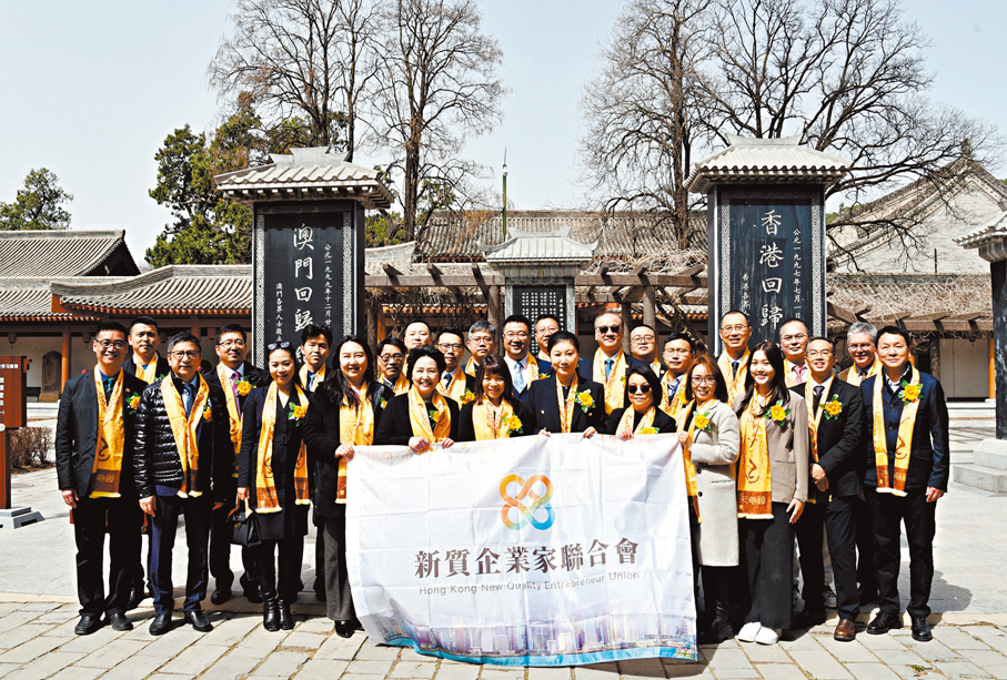 ●參加公祭典禮港澳代表在香港和澳門回歸紀念碑前合影。 香港文匯報記者李陽波 攝