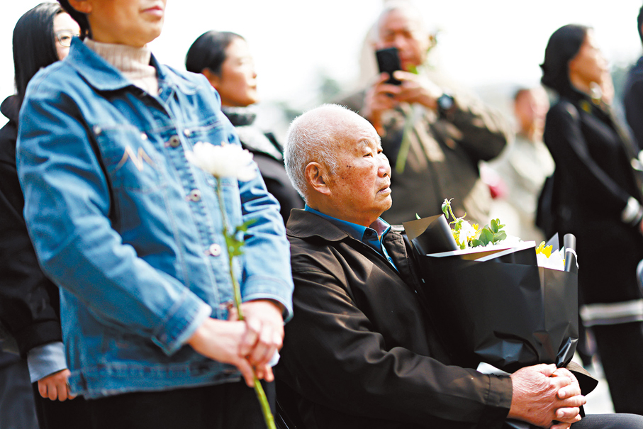 ●南京大屠殺倖存者劉民生參加清明祭儀式。中新社
