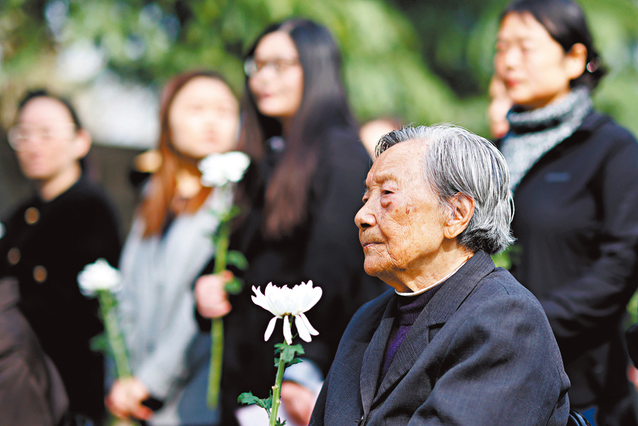 ●南京大屠殺倖存者夏淑琴參加清明祭儀式。中新社