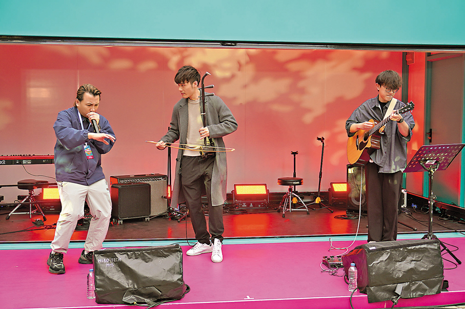 ●朱芸編(中)將二胡、結他及Beatbox結合表演。 子棠 攝
