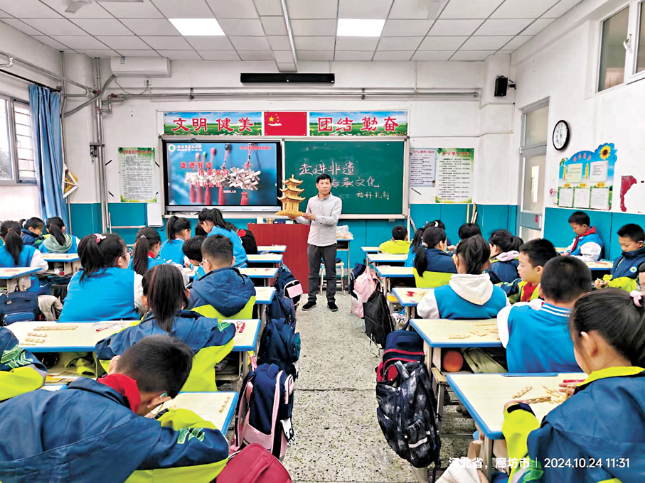 ●徐健參加了「非遺進校園」活動,在北京、天津、廊坊等多間中小學校開設秸稈紮刻選修課。