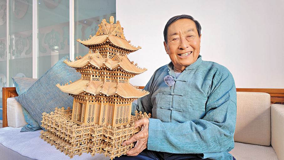 ●徐艷豐展示作品《故宮角樓》。 李瑩茵 攝