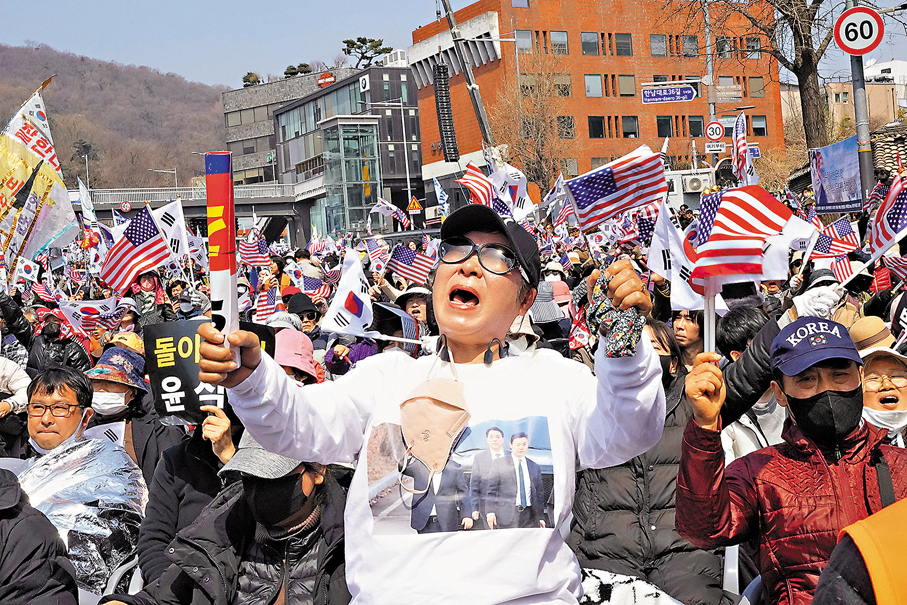 ●支持尹錫悅的民眾爆出一片嘆息與哀嚎。美聯社