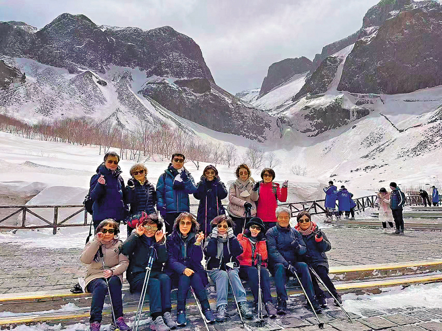 ●登山杖成為韓國遊客登長白山的必備物品。圖為遊客在景區合影留念。 延吉市委宣傳部供圖