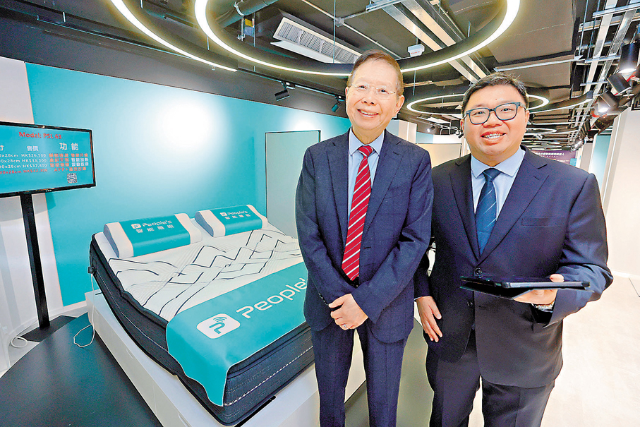 ●萬眾智能城執行主席梁啟雄指,公司生產的智能床褥採用按單訂製模式。 香港文匯報記者北山彥 攝
