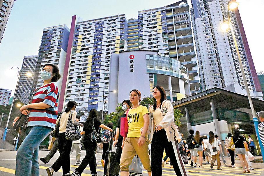 ●香港房屋協會計劃於今年9月全面實施富戶政策,將向2.5萬個住戶發出新租約,若有租戶不同意簽署新租約,則須在四個月內遷出單位。圖為居民出入房協屋邨。 資料圖片