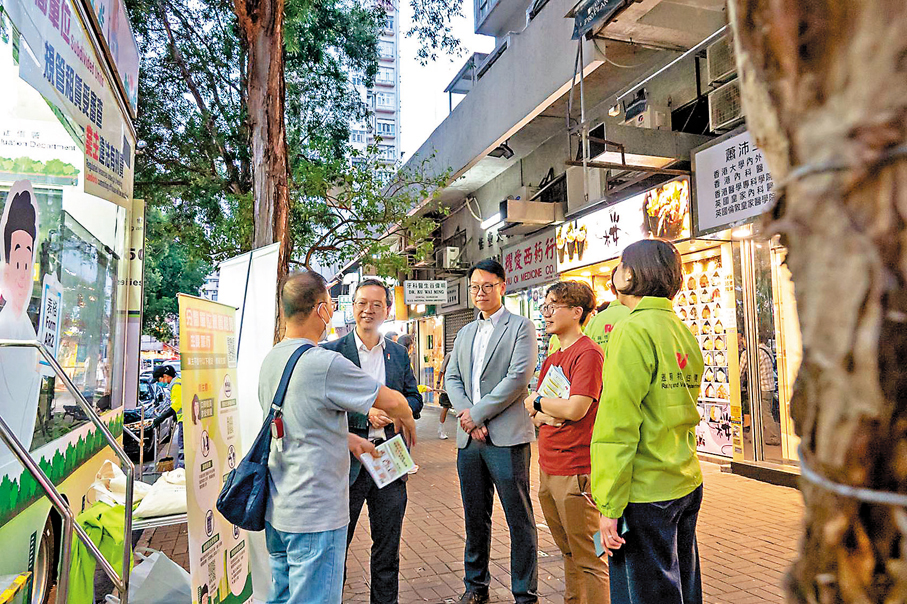 ●房屋局副局長戴尚誠( 左二 )近日落區向街坊講解簡樸房、簡約公屋等政策條例。 何永賢Fb圖片