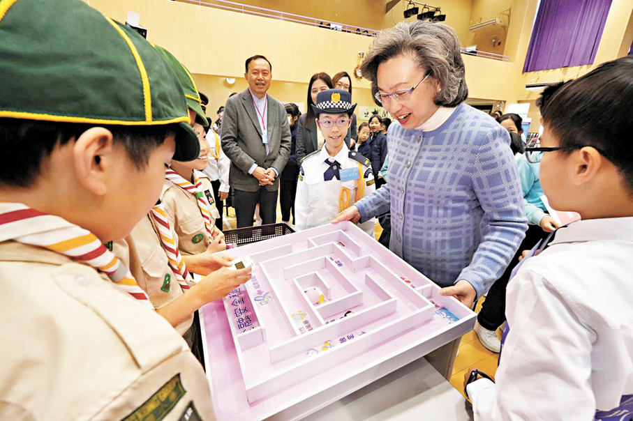 ●楊何蓓茵參與了「金融安全穩中求」的攤位遊戲,增進了對金融安全的認識。 楊何蓓茵Fb照片