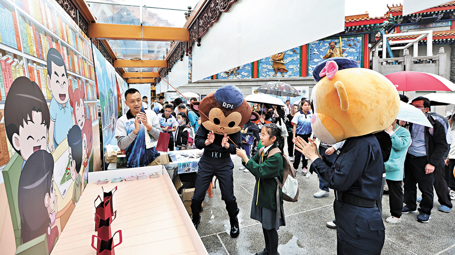 ●黃大仙祠設有遊戲攤位。 香港文匯報記者曾興偉 攝