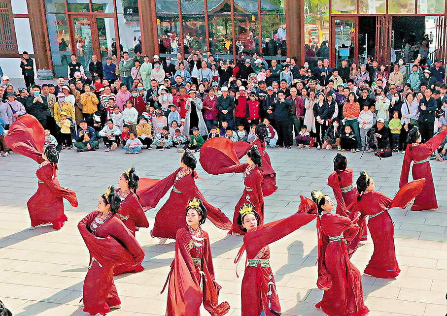 ●4月5日,在河南省南陽臥龍崗文化園,遊客在觀賞傳統民俗文化表演。 新華社