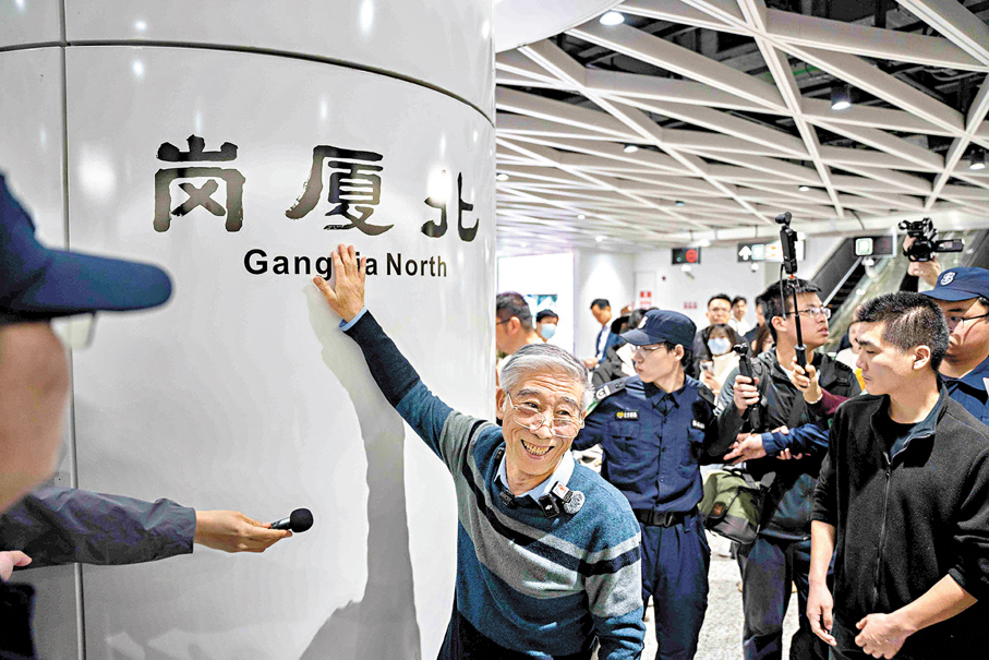 ●「山西姥爺」王朝珠在地鐵崗廈北站留影。