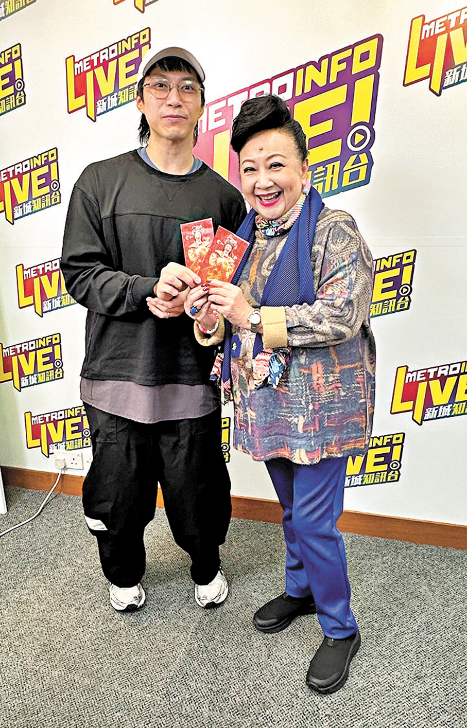 ●吳業坤再收薛家燕大利是。子棠 攝