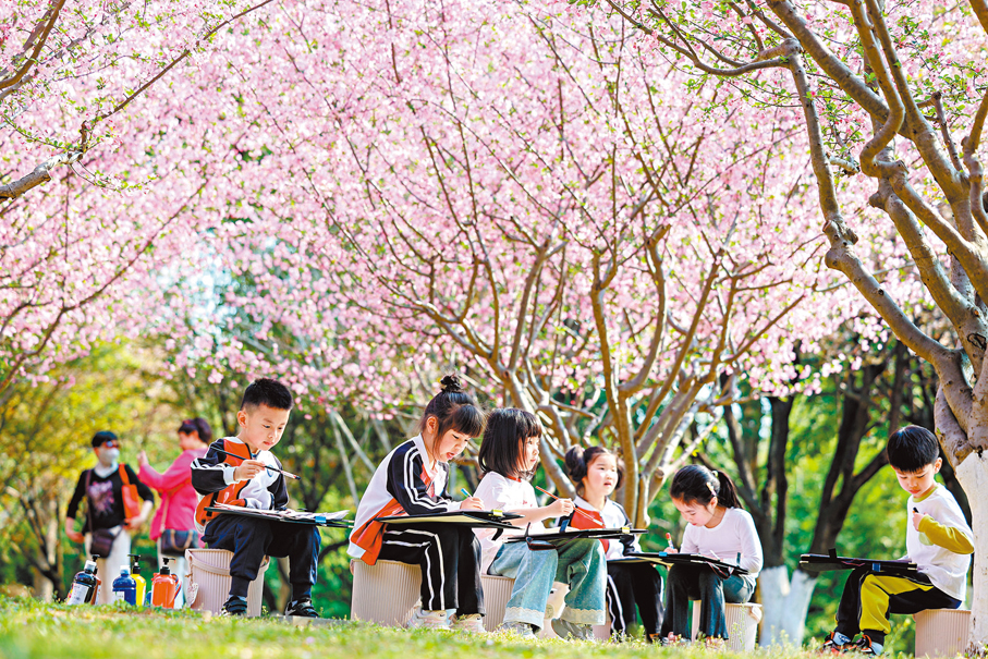 ●幼兒園的孩子們用畫筆描繪春天美景。