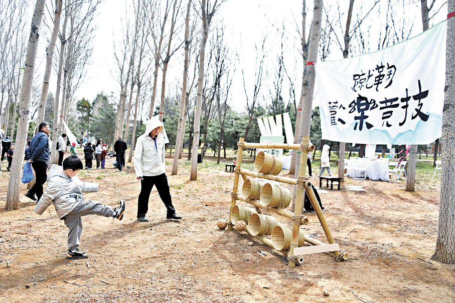 ●小朋友在遊園會中體驗蹴鞠。