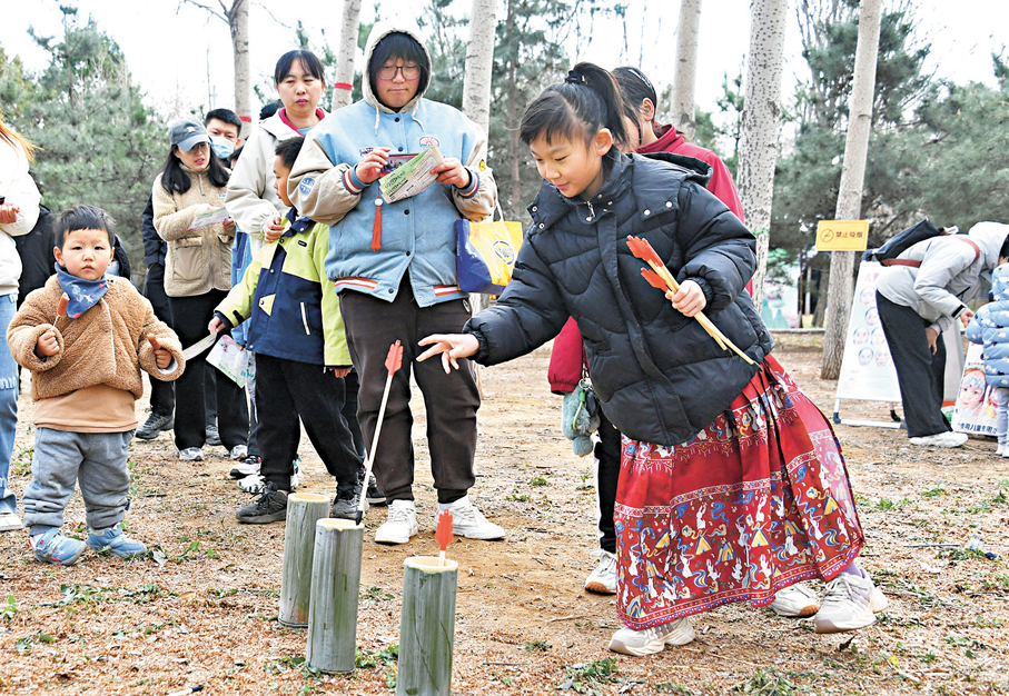 ●小朋友在遊園會中體驗投壺。