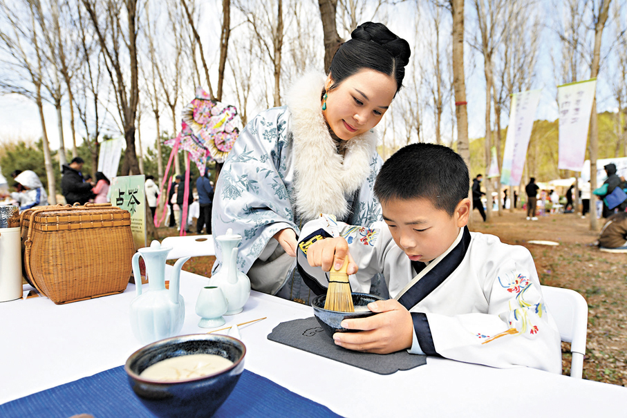 ●小朋友在遊園會中體驗點茶。