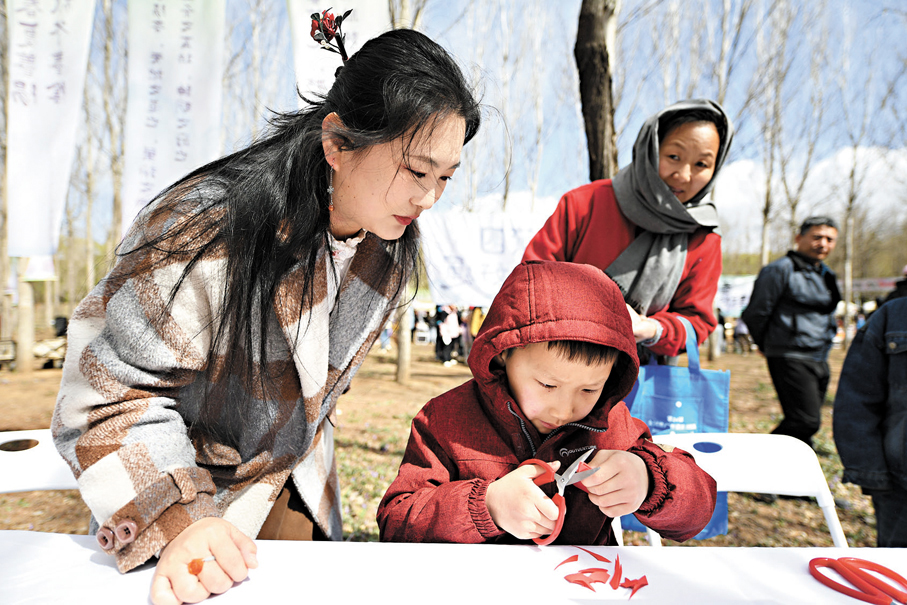 ●小朋友在遊園會中體驗剪紙。