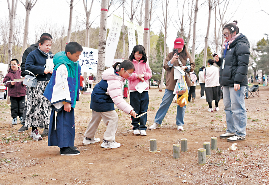●小朋友在遊園會中體驗套圈。