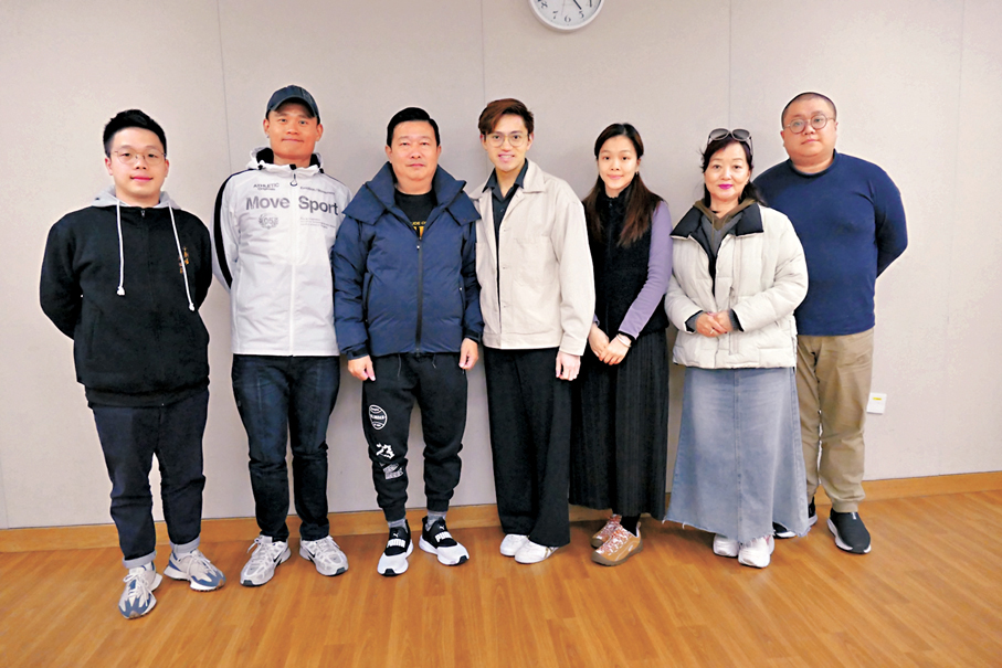 ●參加4月慶穎新劇團高山劇場演出的台前幕後,左起︰吳立熙、黎耀威、高潤權、譚穎倫、曉瑜、林寶珠、郭啟煇。
