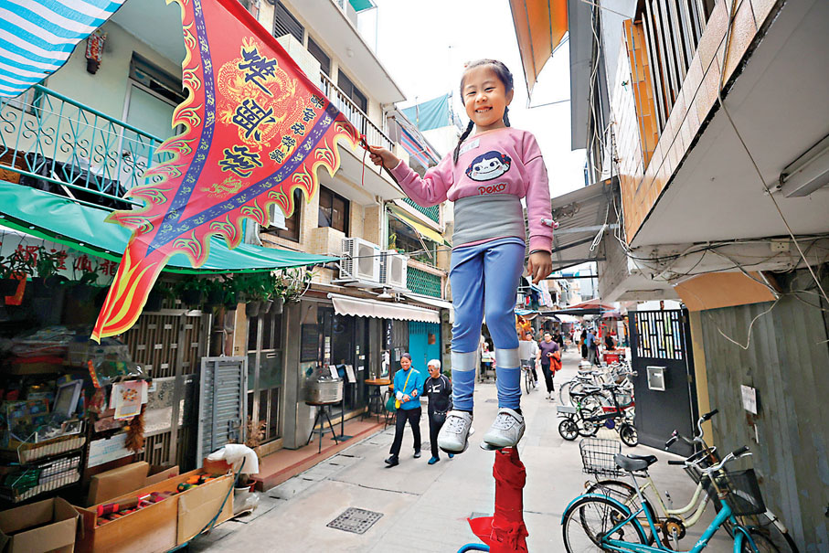 ●年僅6歲的林玥甯在母親陪同下前往長洲,首次參與「色芯」選拔。 香港文匯報記者郭木又 攝