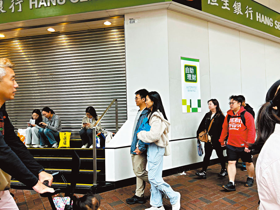 ●遊客臨時坐在商舖前的階梯位稍作休息。香港文匯報記者康敬 攝