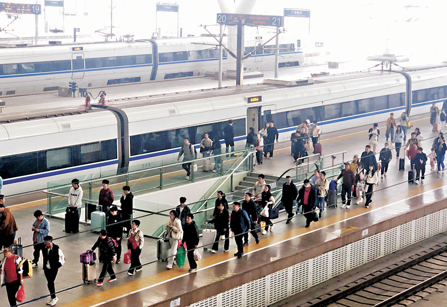 ●假期廣深港高鐵日均客運量料增15%。圖為廣州南站客流。 香港文匯報記者方俊明 攝