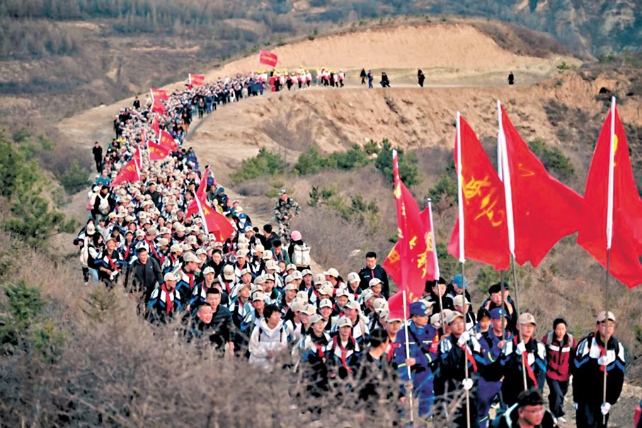 ●4月3日,寧夏參加徒步祭英烈活動的兩校師生們翻越黃峁山,前往任山河烈士陵園祭奠先烈,全程來回54公里,耗時15小時。 網上圖片