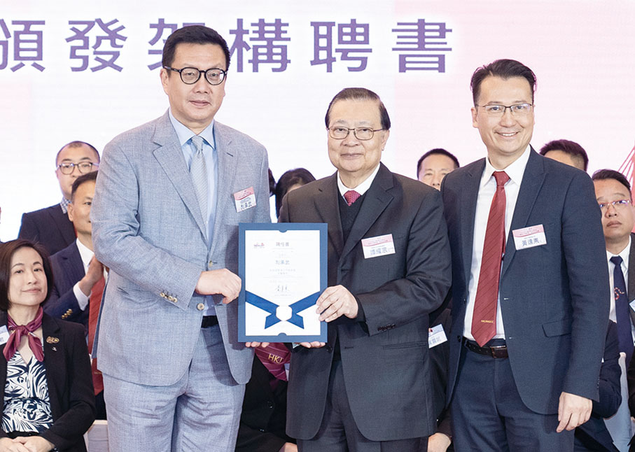 ●謤耀宗(中)頒發聘任書給名譽會長利承武(左)。