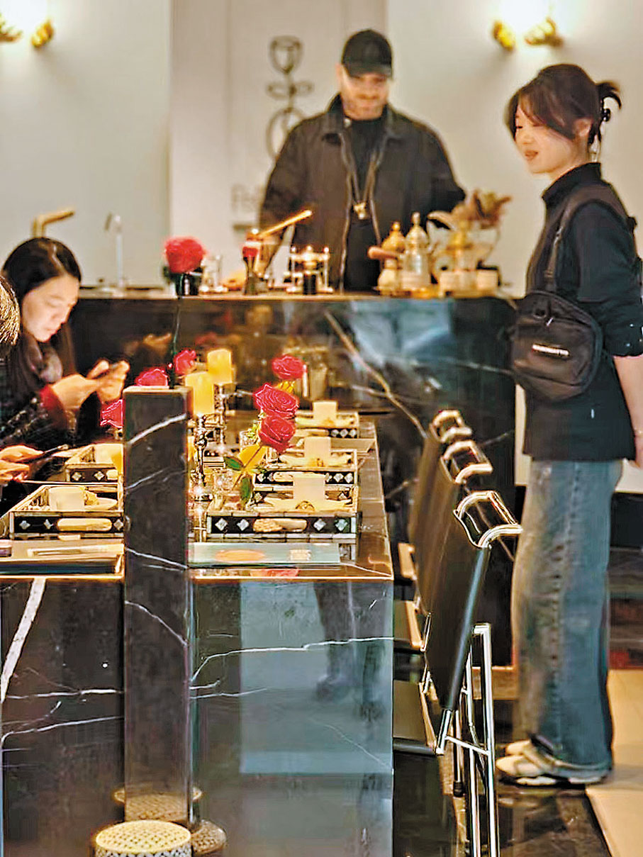 ●林聖開在咖啡館為客人服務。   香港文匯報瀋陽傳真