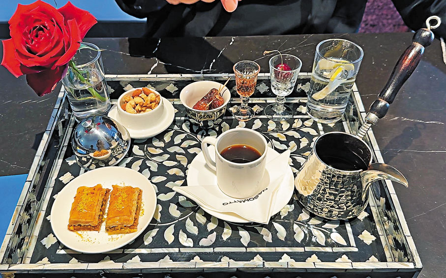 ●林聖開創立的咖啡小館中最為經典的一套敘利亞咖啡套餐。  香港文匯報記者于珈琳  攝