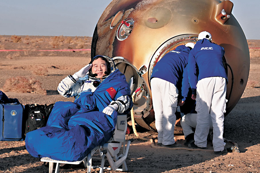 ●在太空環境中逗留時間過長或會令肌肉萎縮。圖為航天員景海鵬在醫保人員看護下安全順利出艙。 資料圖片